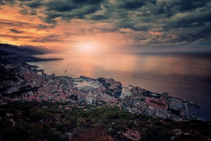 Between sea and mountains